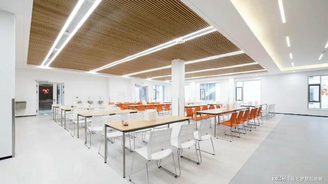 必搏体育极简与品质的完美融合：阿姆斯壮康建龙MEDINTONE系列塑胶地板(图3)