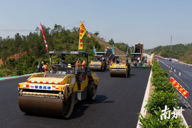 必搏体育紫惠高速进入沥青路面施工计划年底建成通车(图2)