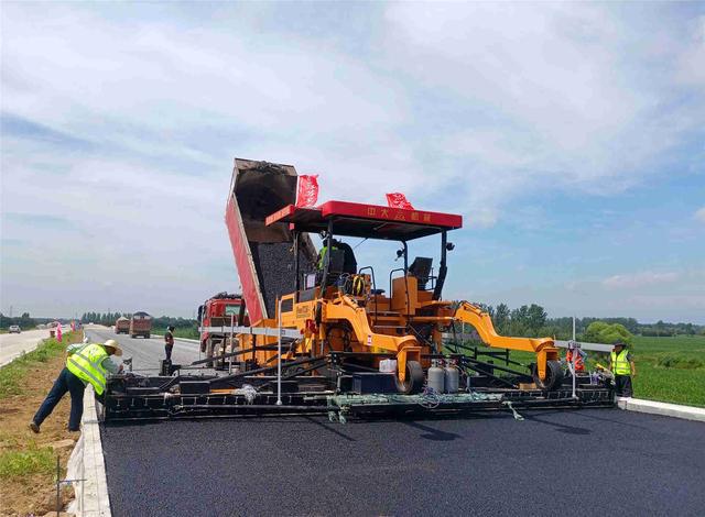 必搏体育许信高速四标：沥青试验路完成摊铺 路面施工进入冲刺阶段