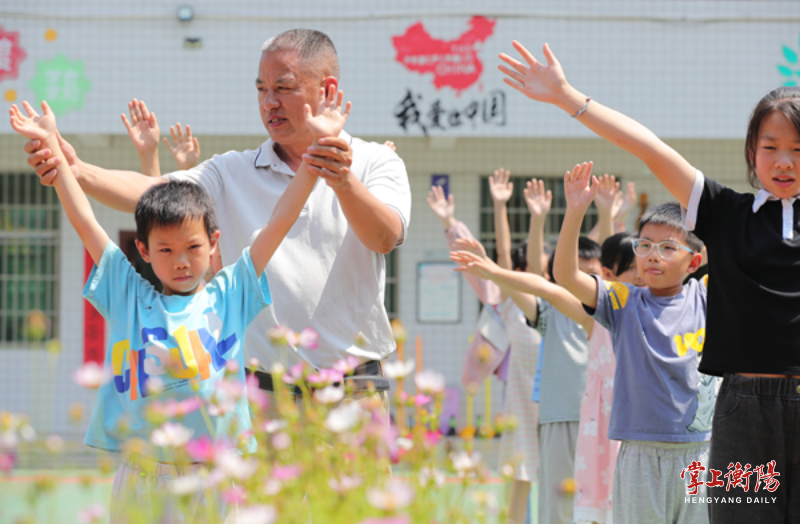 必搏体育衡山县两位乡村教师历经10年践行“环境育人”理念建成——湘江边的“巴学园(图8)