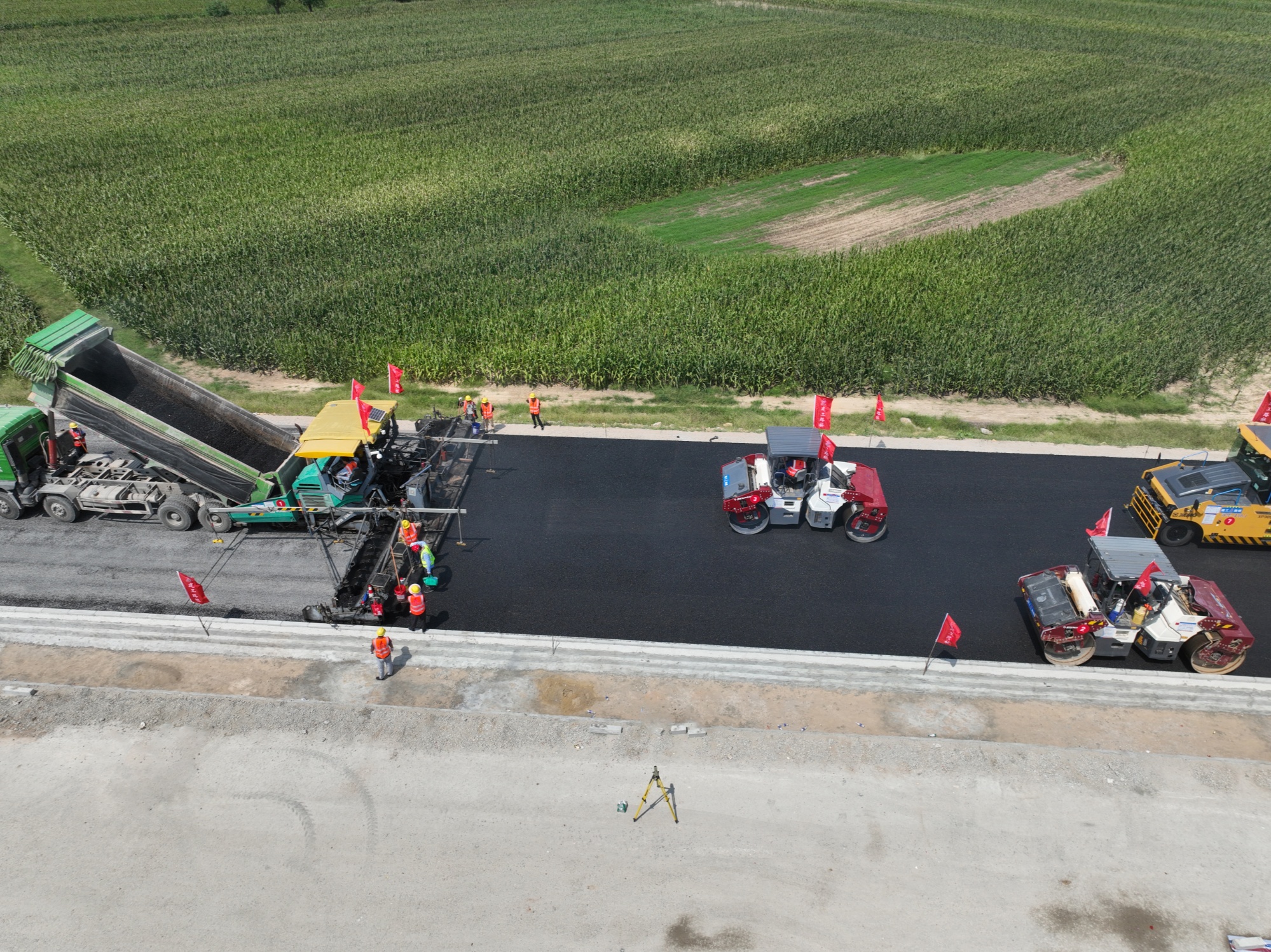 必搏体育徐淮阜高速淮北段进入沥青路面施工阶段