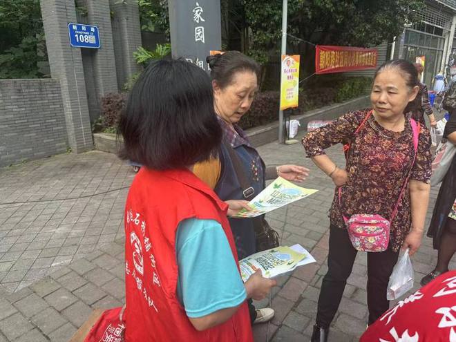 必搏体育重庆九龙坡区：石桥铺街道朝阳路社区开展垃圾分类进小区宣传活动