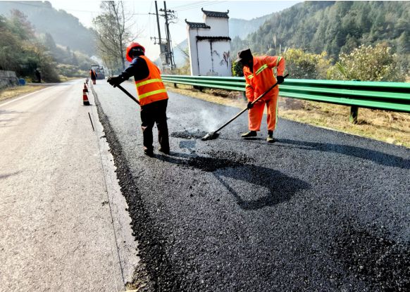 必搏体育上饶市横峰公路中心完成红色旅游公路葛青线路面修复(图1)